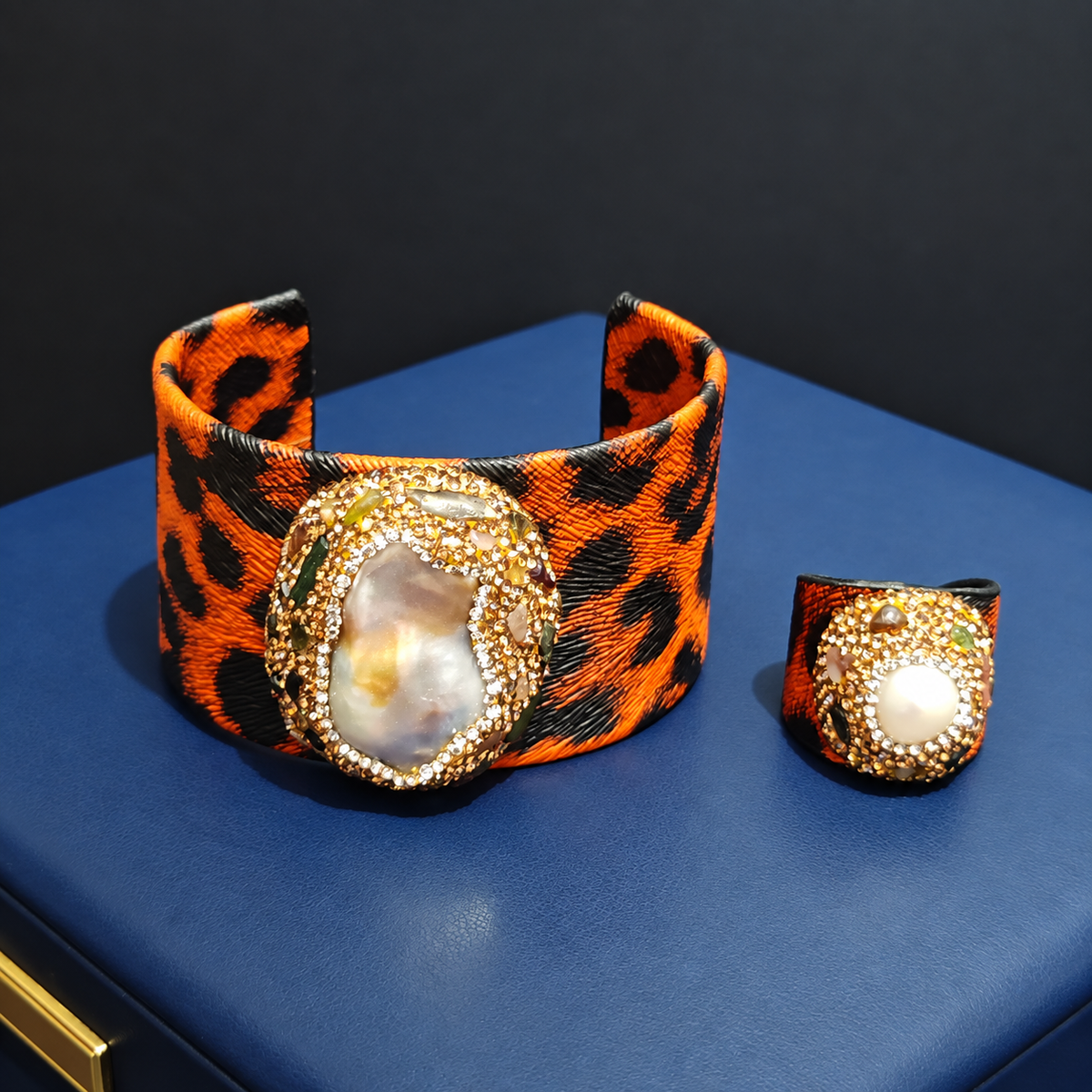 Natural Pearl Rhinestone‑Inlaid Leopard‑Print Leather 2‑Piece Jewelry Set, Bangle & Ring