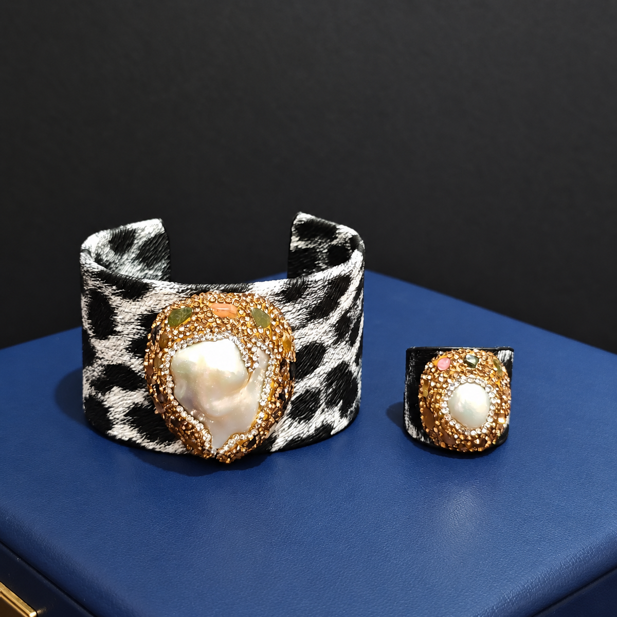 Natural Pearl Rhinestone‑Inlaid Leopard‑Print Leather 2‑Piece Jewelry Set, Bangle & Ring